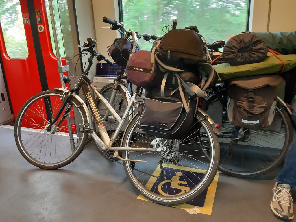Fahrräder im Zug