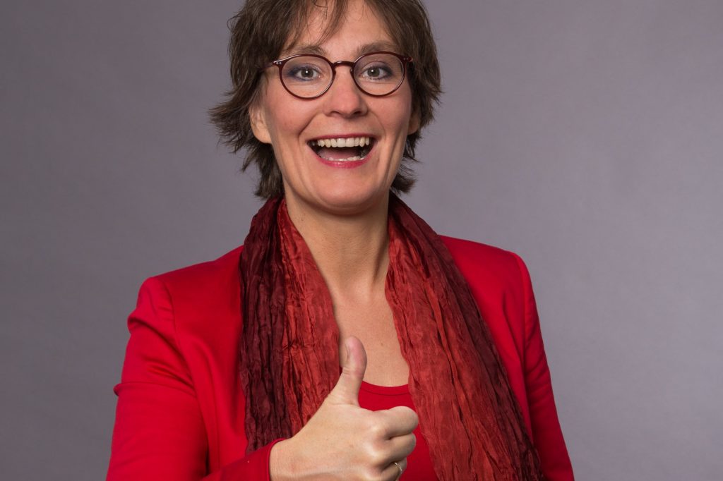 Andrea Koltermann beim Stimmtraining – motivierend mit Daumen hoch für erfolgreiches Atem- und Sprechtraining